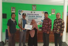 Penerima Manfaat  blt Sambut Bantuan dengan Bahagia dan Senyum Sumringah